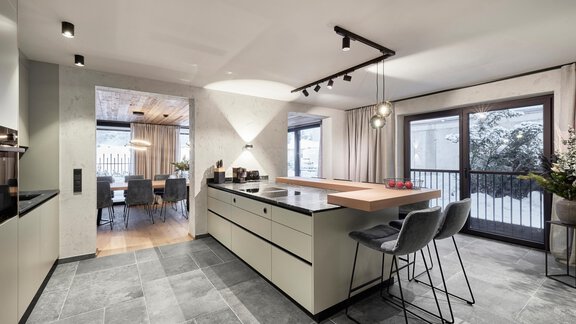 Küche_01_web_Christoph Noesig PHOTOGRAPHY - Chalet White Pearl by MYALPS - Sölden