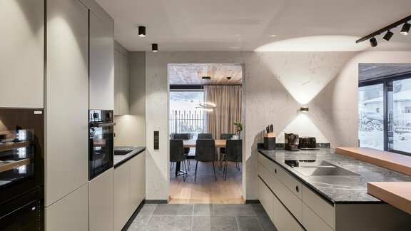 Küche_04_web_Christoph Noesig PHOTOGRAPHY - Chalet White Pearl by MYALPS - Sölden