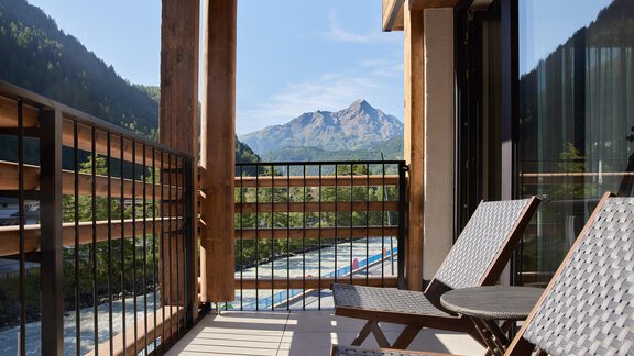 Ein Balkon mit zwei Liegestühlen und Blick auf das Gebirge. Die Natur ist sonnig und einladend, ideal zum Entspannen. - Edelweiss echt.charmant. - Sölden