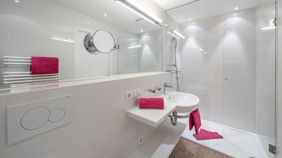 Badezimmer im Komfort-Dreibettzimmer - Garni Concordia - Sölden