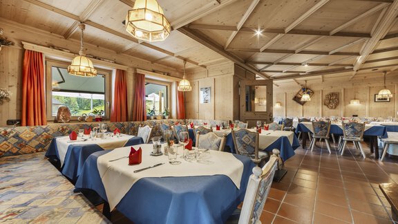Ein gemütliches Restaurant mit Holzelementen und warmen Farben. Die Tische sind liebevoll gedeckt und es gibt eine einladende Atmosphäre. - Gasthof Granstein - Sölden