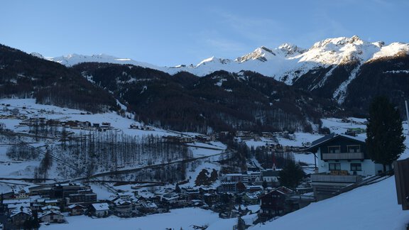Aussicht Richtung Dorfmitte und Giggijoch - Haus der Bergfreunde - Sölden