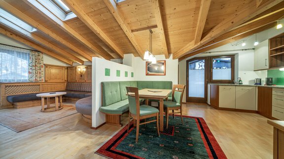 offener Wohnbereich, Sitzecke und Küche - Haus Heiners - Sölden
