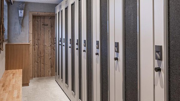 Ein moderner Gang mit mehreren Schränken auf beiden Seiten. Der Boden ist mit Teppich bedeckt und die Decke hat ein interessantes Muster. - Haus Manfred - Sölden
