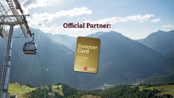 Eine beeindruckende Berglandschaft mit einer Seilbahn und sonnigem Himmel. Im Vordergrund ist die "Summer Card" abgebildet. - Haus Rehwinkl - Sölden