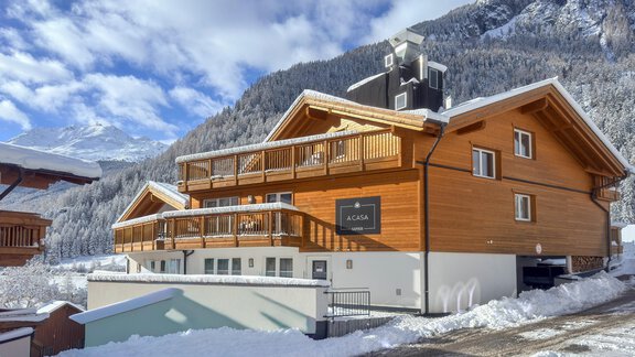 Ein modernes Chalet in den Bergen, umgeben von Schnee. Der Himmel ist klar und die Landschaft ist malerisch. - Hotel-Appartements A CASA "Saphir" - Sölden