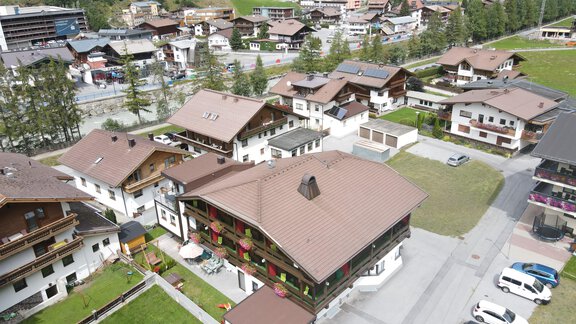 Ein malerisches Dorf in den Bergen mit traditioneller Architektur und grünen Wiesen. Die Umgebung zeigt eine ruhige und charmante Landschaft. - Hotel Garni Maria Theresia - Sölden