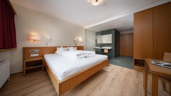 13 - Doppelzimmer mit sep. Waschtisch - Hotel Garni Maria Theresia - Sölden