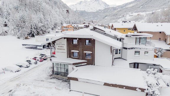 Außenaufnahme Winter Eingangsbereich - Hotel Garni Maria Theresia - Sölden