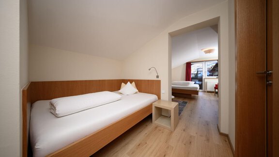 Ein helles Zimmer mit zwei Einzelbetten und Holzmöbeln. Das Zimmer ist einfach und modern gestaltet. - Hotel Garni Maria Theresia - Sölden