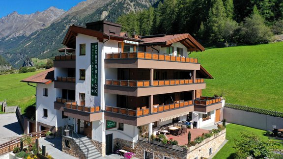 House in Summer - Hotel Garni Schönblick Apart - Sölden