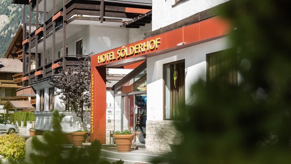 Außenansicht im Sommer - Hotel Sölderhof - Sölden