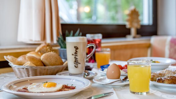 reichhaltiges Frühstück - Hotel Sölderhof - Sölden