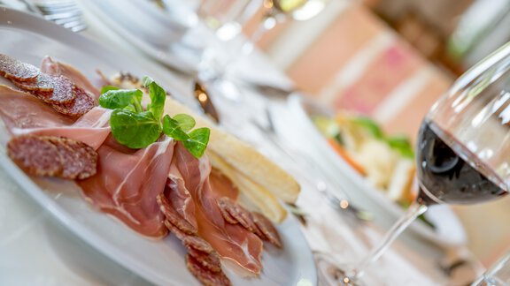 Verschiedene Vorspeisen vom Buffet - Hotel Sölderhof - Sölden