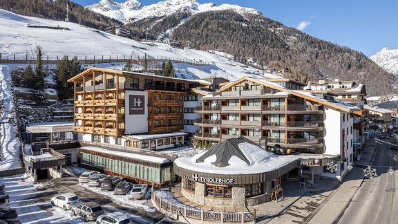 A modern hotel building in the Alps surrounded by mountains and snow. Parking is available, and the surroundings offer a scenic view. - Hotel Tyrolerhof - Sölden