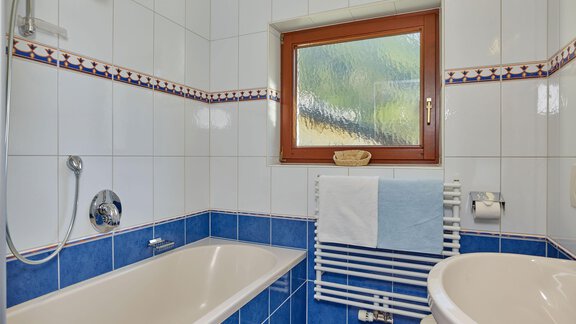 Badezimmer mit Bad - Pension Alpenruhe - Sölden