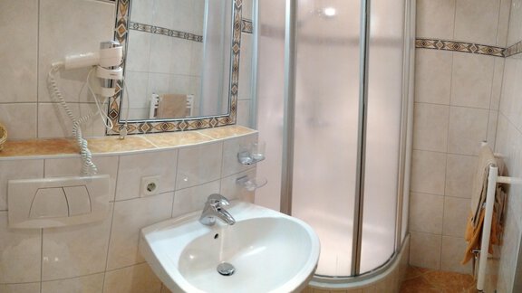 Badezimmer mit Dusche - Pension Alpenruhe - Sölden