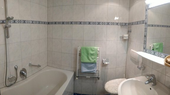 Badezimmer mit Badewanne - Pension Alpenruhe - Sölden