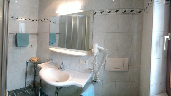 Badezimmer mit Dusche - Pension Alpenruhe - Sölden
