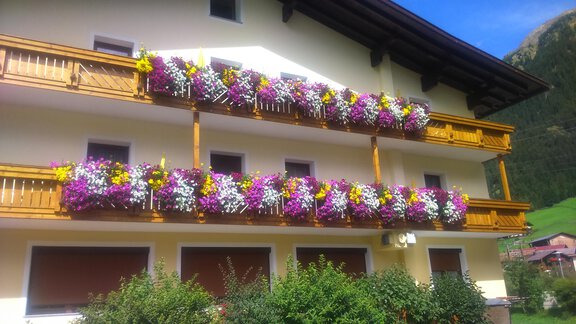 Sommeransicht Haus - Pension Alpenruhe - Sölden