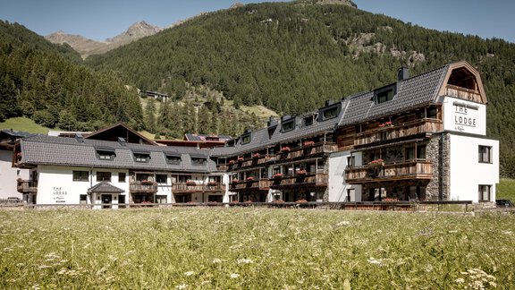 TheLodge_byRegina_Aussenaufnahme_Sommer_byRudiWyhl - THE LODGE by Regina - Sölden