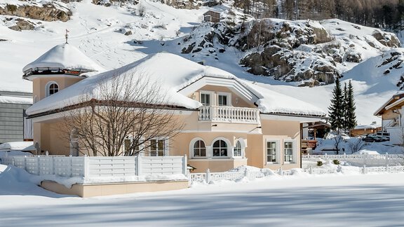 Ein schönes Haus im Schnee mit einer sanften Hügelkulisse. Die Umgebung ist ruhig und winterlich mit viel weißem Schnee. - Villa Castelbell - Sölden