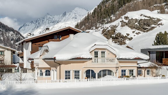 Ein gemütliches Haus im Schnee, umgeben von Bergen. Die Landschaft ist winterlich und malerisch. - Villa Castelbell - Sölden