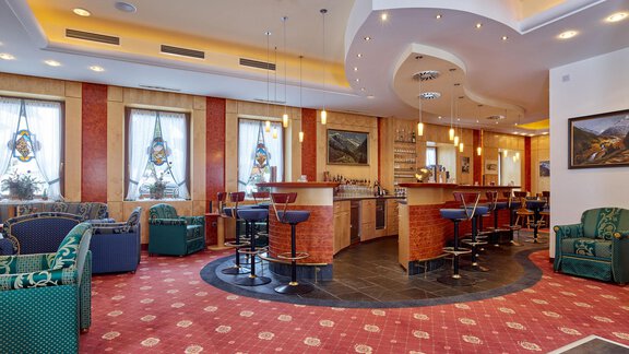 Eine gemütliche Bar mit farbenfrohen Stühlen und Sofas in einem modernen Ambiente. Große Fenster lassen viel Tageslicht herein. - Hotel Vent - Vent