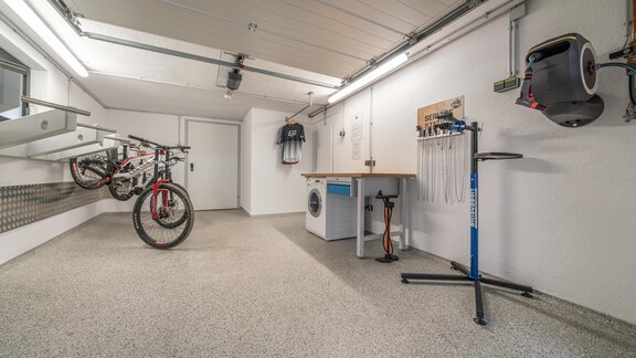 Eine modern ausgestattete Garage mit Platz für Fahrräder und Werkzeuge. Der Raum ist hell und gut organisiert. - Garni Ötztal ROOMS & APARTS - Zwieselstein