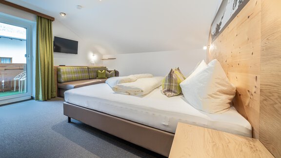 Appartement Schlafzimmer mit Schlafsofa - Garni Ötztal ROOMS & APARTS - Zwieselstein