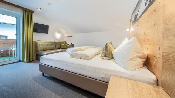 Appartement Schlafzimmer mit Schlafsofa - Garni Ötztal ROOMS & APARTS - Zwieselstein
