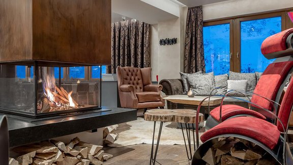 Gemütlicher 360 Grad Kamin in der Halle - Sporthotel Ideal - Hochgurgl