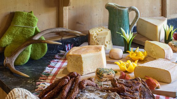 Heimische Produkte in Peters Greisslerei - Hotel Falknerhof, am Ursprung - Niederthai