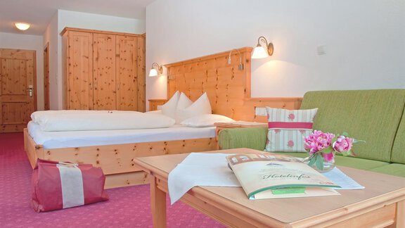 Komfortable Zimmer mit heimischen Hölzern - Hotel Tauferberg - Niederthai