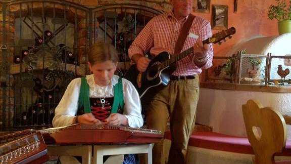 Wirt Andi und Tochter Eva beim musizieren! - Andis Almdorf - Sölden