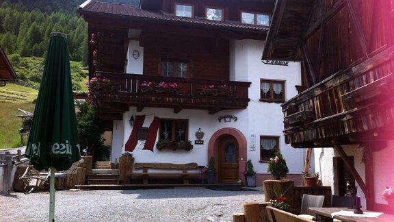 Hausansicht Sommer mit Stadl - Erbhof - Sölden