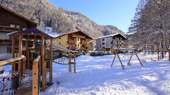 Winter Ansicht m Spielplatz - Ferienhaus Waldele - Sölden
