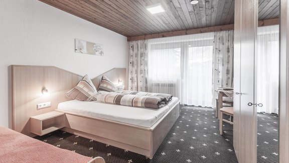Dreibettzimmer - Gästeheim Schmiedhof - Sölden
