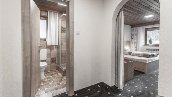 Dreibettzimmer mit Badezimmer - Gästeheim Schmiedhof - Sölden