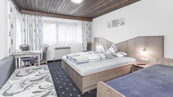 Dreibettzimmer - Gästeheim Schmiedhof - Sölden