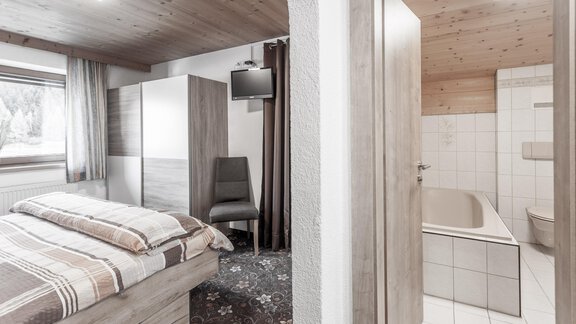 Doppelzimmer mit Badezimmer - Gästeheim Schmiedhof - Sölden