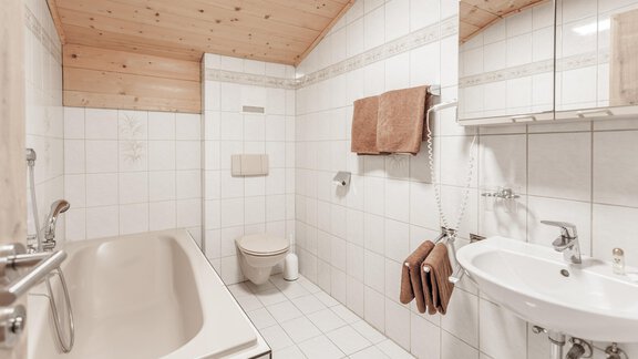 Badezimmer - Gästeheim Schmiedhof - Sölden