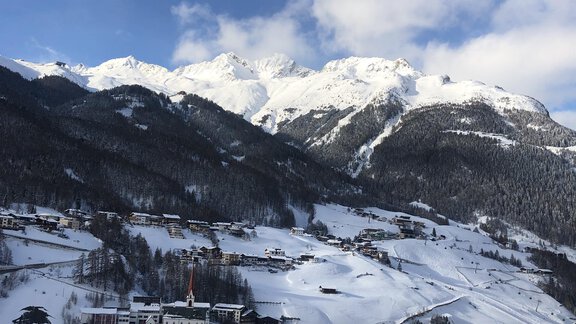 Sölden und blick zur Giggijochbahn - Granbichlhof - Sölden