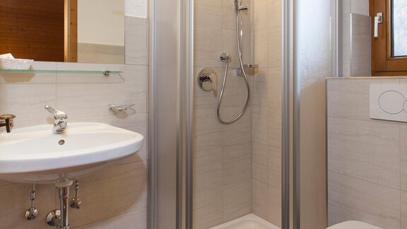 DU/WC im DZ - Hotel Garni Schönblick Apart - Sölden