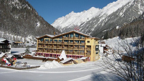 A modern hotel in a snowy landscape with high mountains in the background. The surroundings are quiet and inviting, ideal for a winter vacation. - Hotel Sunny Sölden - Sölden