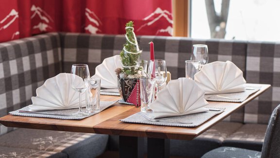 Bitte zu Tisch - Hotel Waldcafe - Sölden