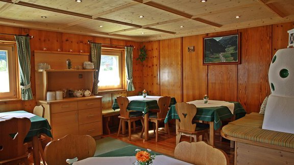 Frühstücks- und Aufenthaltsraum mit Kachelofen - Landhaus Fiegl Hubert - Sölden