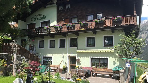 Hausansicht - Pension Grünwald - Sölden