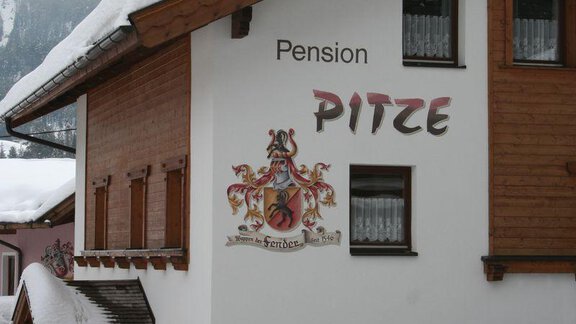 Hausansicht Winter nah - Pension Pitze - Sölden