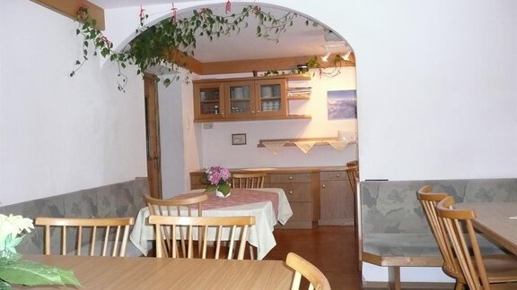 Aufenthaltsraum mit Tischen und Stühlen - Haus Eberhard - Vent